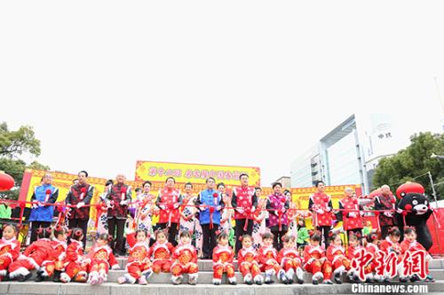 中國駐名古屋總領(lǐng)事鄧偉(右五)與嘉賓一同為開幕式剪彩。 <a target='_blank' >中新社</a>記者 呂少威 攝