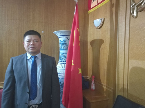 中法友誼互助協(xié)會會長吳時敏表示，法國需要把中國和美國放在同等重要的位置上，需要進一步尋求與中國的合作。