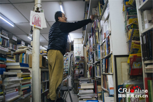 潘立輝在整理圖書。