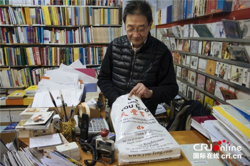 潘立輝在書店內(nèi)。