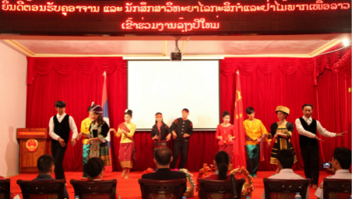 活動現(xiàn)場文藝表演。