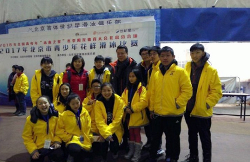 小營員們與中國冬奧冠軍趙宏博合影。