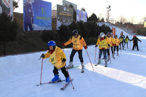 小營員們體驗滑雪。