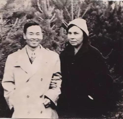 侯云德與博士導(dǎo)師戈爾布諾娃合影。資料圖(光明網(wǎng))