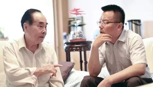 侯云德與程永慶交流。資料圖(光明網(wǎng))