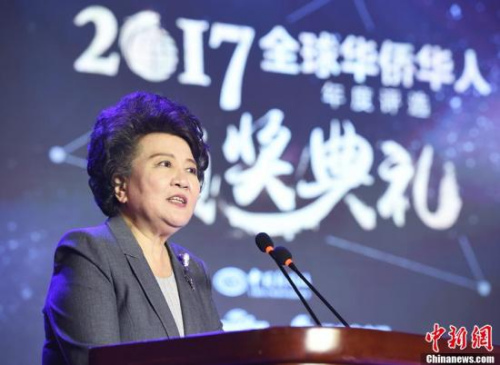 1月10日，由中國新聞社主辦的“2017全球華僑華人年度評(píng)選”頒獎(jiǎng)典禮在北京舉行，“2017全球華僑華人十大新聞”在現(xiàn)場揭曉，國務(wù)院僑辦主任裘援平出席頒獎(jiǎng)典禮并致辭。<a target='_blank' >中新社</a>記者 侯宇 攝