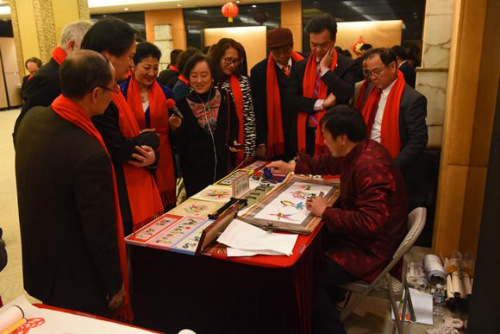 非遺傳承人現(xiàn)場表演。