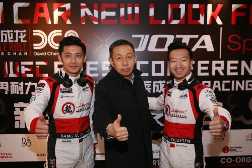 2017年3月23日，汽車運(yùn)動(dòng)聯(lián)合會(huì)副主席兼秘書長(zhǎng)萬和平與車隊(duì)選手程飛(右一)、董荷斌合影。