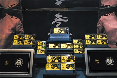 昨日(10日)，菜百，2022冬奧紀(jì)念金條擺在柜臺(tái)中發(fā)售。