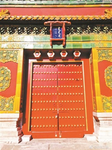 斗匾上原本有漢字的位置現(xiàn)在留下一些金色痕跡