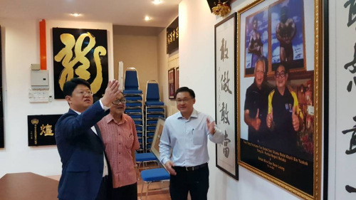 白天贈送龍泉青瓷雙魚碟給雞場街文化坊辦公室，以及一套中國茶具給馬華元老顏文龍，顏天祿贈送一套馬中建交四十周年首日封給白天。（馬來西亞《星洲日報(bào)》）