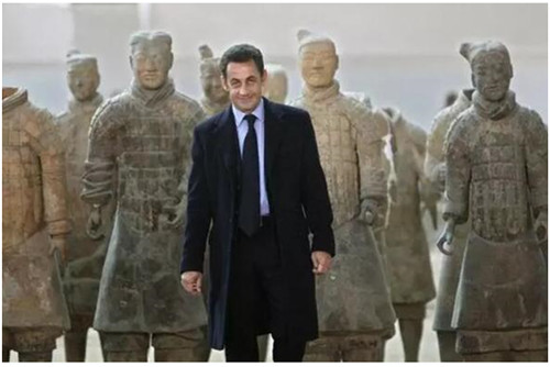 薩科齊與兵馬俑合影。