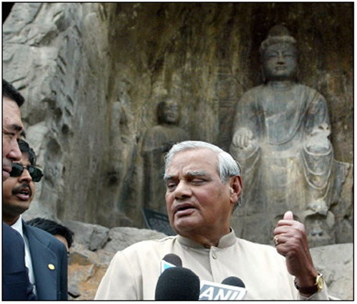 瓦杰帕伊參觀洛陽龍門石窟。