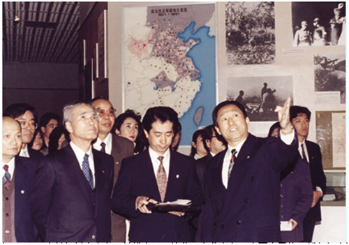 1995年5月，日本首相村山富市(前排右三)訪華，在北京參觀中國人民抗日戰(zhàn)爭紀念館。