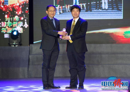 1月10日，由中國新聞社主辦的“2017全球華僑華人年度評選”頒獎典禮在北京舉行，“2017全球華僑華人十大新聞”在現(xiàn)場揭曉。圖為中國華僑華人研究所所長張春旺（右）為中科院強磁場科學中心副主任王俊峰（左）頒獎。<a target='_blank'  >中新網(wǎng)</a>記者 李卿 攝