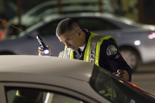 以為換匯得逞的梅先生沒想到掉進“大麻”的坑里。(美國《僑報》資料圖)