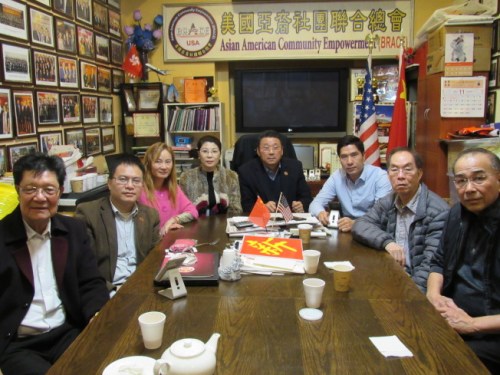 亞總會呼吁，民眾不應輕信自稱中領館人員的詐騙電話。左起為亞總會工作人員陳洽庭、朱立業(yè)、明明、鄭麗瓊、陳善莊、姜書棟、馬棟才、潘力民。(美國《世界日報》/顏嘉瑩 攝)