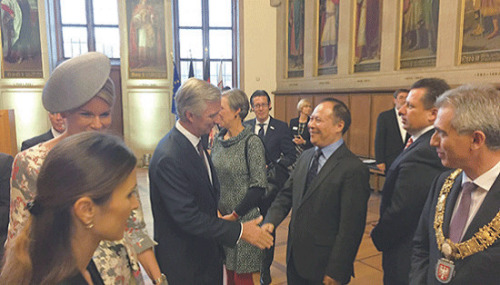 楊明2016年受邀參加法蘭書(shū)展主賓國(guó)活動(dòng)。從右至左分別為法蘭克福市長(zhǎng)費(fèi)爾德曼、法蘭克福市議會(huì)議長(zhǎng)西格勒、楊明、比利時(shí)國(guó)王菲利普和王后瑪?shù)贍柕潞头ㄌm克福市長(zhǎng)夫人。(《歐洲時(shí)報(bào)》)