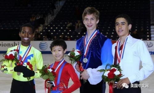 在領(lǐng)獎臺上陳巍的“年輕”尤其突出 (圖片來源：美國中文網(wǎng))