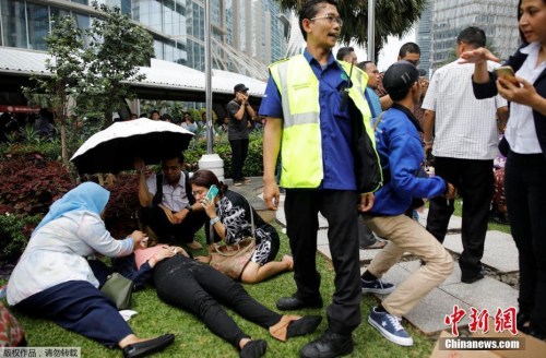 當(dāng)?shù)貢r(shí)間1月15日，印尼證券交易所大樓發(fā)生部分垮塌事故，目前傷亡情況尚不明確。路透社援引目擊者消息稱，約有十余名傷者被用擔(dān)架抬出。