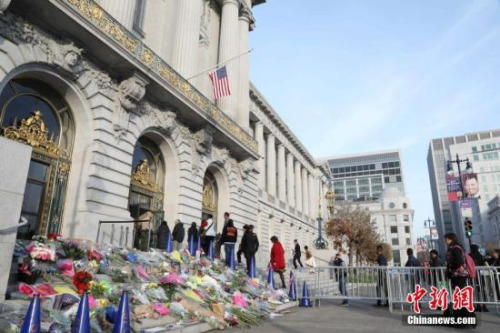 當(dāng)?shù)貢r間12月15日，美國舊金山舉行李孟賢市長遺體告別儀式，紀(jì)念12日凌晨因心臟病去世的李孟賢。他是舊金山歷史上首位華裔、亞裔市長，享年65歲。圖為民眾排隊進(jìn)入市政府。<a target='_blank' >中新社</a>記者 劉丹 攝