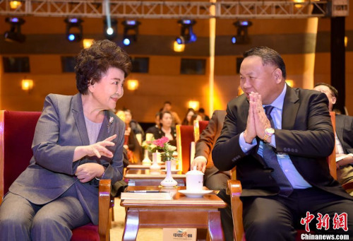 圖為裘援平（左）在典禮會場與新聞人物當(dāng)選代表、巴拿馬共和國總統(tǒng)顧問陳國基交流。<a target='_blank' >中新社</a>記者 侯宇 攝