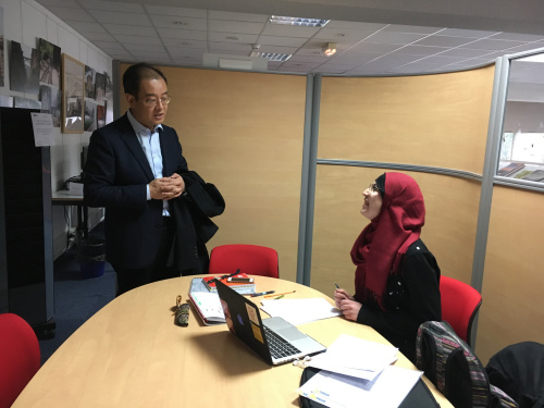 凌軍與孔院學(xué)生交談。