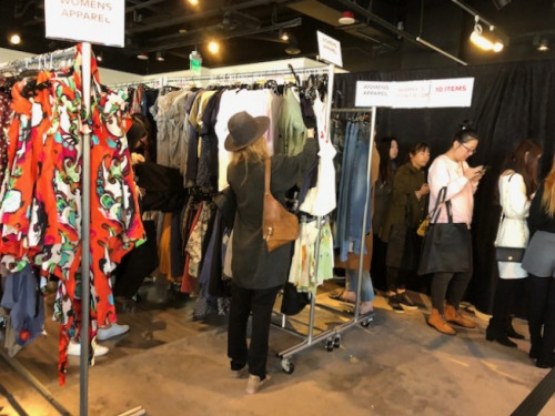 在比佛利山一家名牌店的Sample Sale賣場。（美國《世界日報》/張宏 攝）