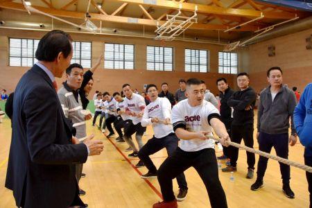 拔河比賽 (西班牙《歐華報》) 拔河比賽 (西班牙《歐華報》)