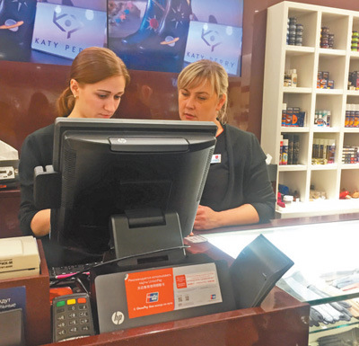 在俄羅斯，銀聯(lián)卡已擁有了相當(dāng)規(guī)模的覆蓋率。圖為商場里隨處可見的銀聯(lián)卡標(biāo)識(shí)。 　　本報(bào)記者 吳 焰攝 