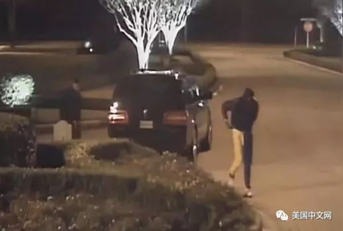 嫌疑人乘坐的車輛抵達(dá)社區(qū)門口。(美國中文網(wǎng)微信公眾號(hào) 資料圖)