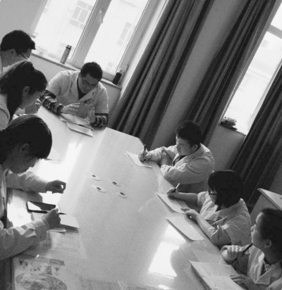 曾仁宏(后中)給新疆奇臺(tái)縣中醫(yī)院針灸科的醫(yī)生傳授業(yè)務(wù)知識(shí)。(圖片資料)