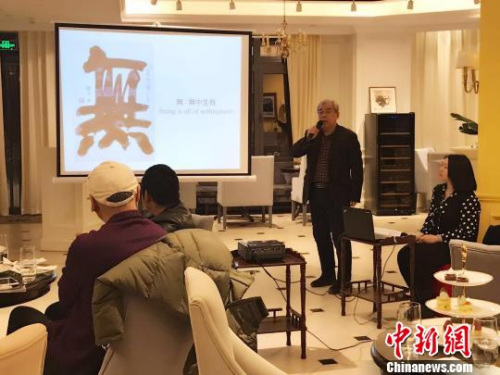 中國書法家協(xié)會理事、河南省書法協(xié)會駐會副主席云平講解趙翼舟書法作品《無—無中生有》。　冉文娟　攝