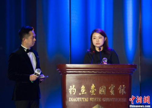  1月10日，由中國新聞社主辦、中國僑網(wǎng)承辦的“2017全球華僑華人年度評選頒獎典禮”在北京隆重舉行。全球華僑華人十大新聞評選已連續(xù)舉辦了16年，受到海內(nèi)外僑界的廣泛關(guān)注。今年，在十大新聞評選的基礎(chǔ)上，新增了年度新聞人物評選。圖為黃大年代表、團隊成員史佳楠（右）講話。<a target='_blank'  >中新網(wǎng)</a>記者 李卿 攝 