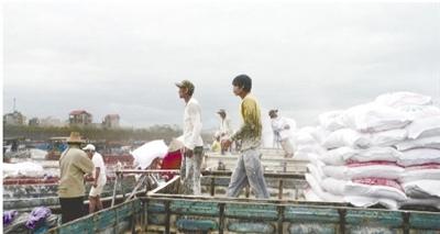 在東興口岸，兩名越南打工者正等著搬運(yùn)貨物。 汪馳超 攝