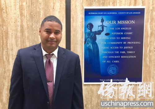 檢察官麥肯尼17日在洛杉磯縣高等法院刑事庭外接受采訪。(僑報記者邱晨攝)