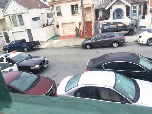 圖片右下角顯示的屬于吳女士的白色轎車被租客的多輛車圍堵，警方接到報案后前來調(diào)查。(美國《世界日報》資料圖：吳女士提供)