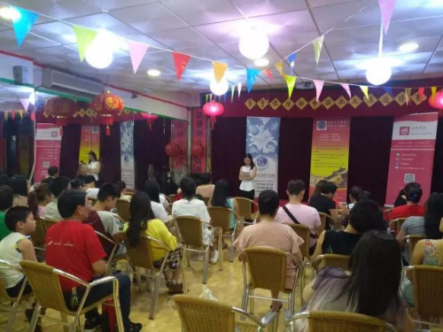 資料圖：為促進僑胞融入西班牙生活，當?shù)厝A助中心牽頭辦西語培訓班。圖為當?shù)貢r間2017年8月2日，馬德里華助中心等多家華社共同協(xié)辦的Usera地區(qū)免費西語班開班現(xiàn)場。（圖片來源：西班牙馬德里華助中心）