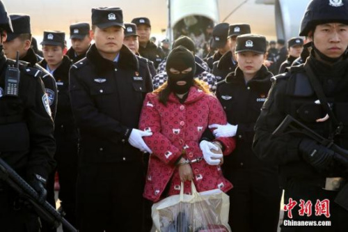 資料圖，陜西省公安機(jī)關(guān)專案組與老撾警方聯(lián)合行動(dòng)，成功搗毀兩處犯罪窩點(diǎn)，抓獲犯罪嫌疑人63名。<a target='_blank' >中新社</a>記者 張遠(yuǎn) 攝