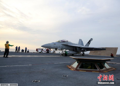 資料圖：美國國防部公開“福特”號航母在大西洋海域測試電磁彈射系統(tǒng)的照片。