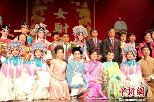 資料圖：安徽省僑辦組織的黃梅戲慰問演出團(tuán)在美國休斯頓演出。<a target='_blank' >中新社</a>記者王歡 攝