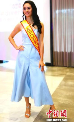 吳雪蓮(Joy T.Wu)在馬尼拉表示，她將代表菲華佳麗出征香港，參加2月3日的“2018國際中華小姐”競選，這也是“菲華小姐”首次參加該選美賽事。 圖為佩戴菲華小姐綬帶的吳雪蓮。　關(guān)向東　攝