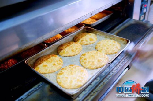 正在制作的嫁女餅 郭軍 攝 正在制作的嫁女餅 郭軍 攝