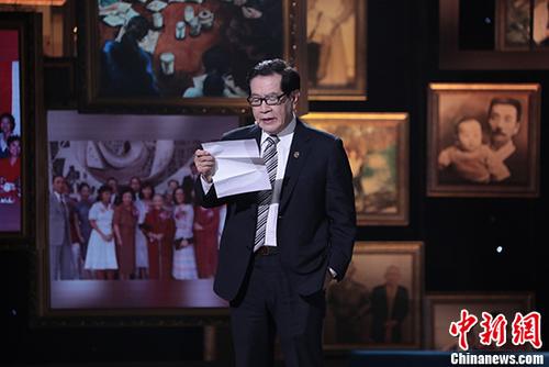 著名華人刑事鑒識(shí)學(xué)專家李昌鈺近日參加了綜藝節(jié)目《謝謝了，我的家》錄制，談家風(fēng)、家訓(xùn)。圖為李昌鈺在錄制現(xiàn)場(chǎng)朗讀自己寫給孫子的信。 <a target='_blank' >中新社</a>發(fā) 鐘欣 攝