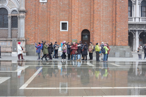 一對(duì)戴著墨鏡的年輕夫婦站在不遠(yuǎn)處看著同團(tuán)的游客，表情漠然。 （《歐洲時(shí)報(bào)》意大利版/特約記者 劉欣攝）