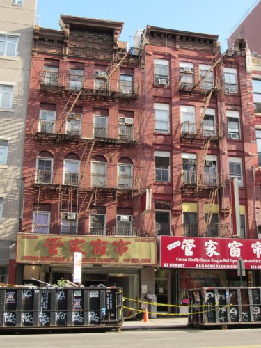 包厘街85號(左)因被檢查有結(jié)構(gòu)、安全問題，住戶被迫撤離。 (美國《世界日報》)