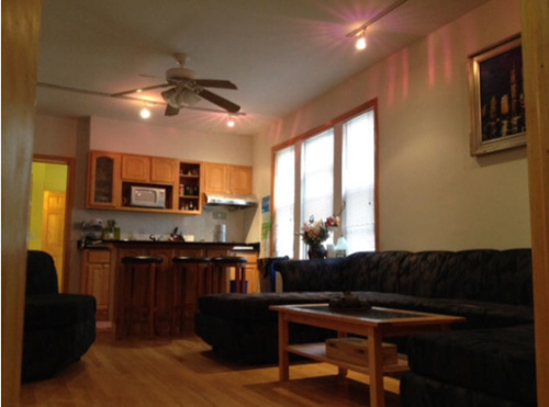 楊小姐在81街的房屋客廳被隔間前樣貌，之后被欽拜塞了至少12人。(美國(guó)《世界日?qǐng)?bào)》資料圖：楊小姐提供)