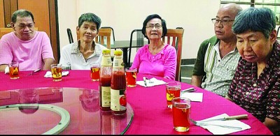 在恩典樂齡苑院長(zhǎng)邱得意的安排下，王桂枝（中）早前在雙親節(jié)時(shí)與大家共享晚餐。（馬來(lái)西亞《光華日?qǐng)?bào)》）