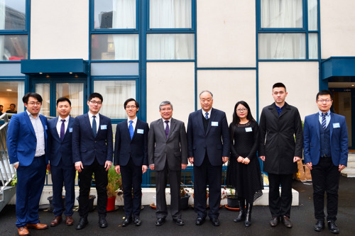 關(guān)鍵、楊進(jìn)和新當(dāng)選的全法學(xué)聯(lián)主席團(tuán)成員合影。（《歐洲時(shí)報(bào)》/ 沈益民攝）