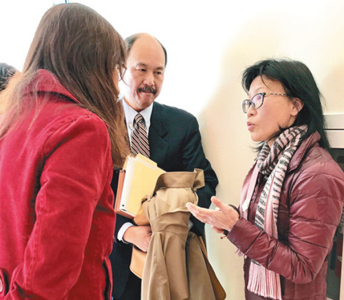 吳女士(右)通過(guò)翻譯員(左)與她的物業(yè)的保險(xiǎn)公司律師(中)在庭外分析法官判決結(jié)果。(美國(guó)《世界日?qǐng)?bào)》/黃少華 攝)。